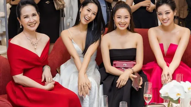 Dương Thùy Linh khoe thềm ngực gợi cảm hội ngộ hoa hậu Khánh Vân