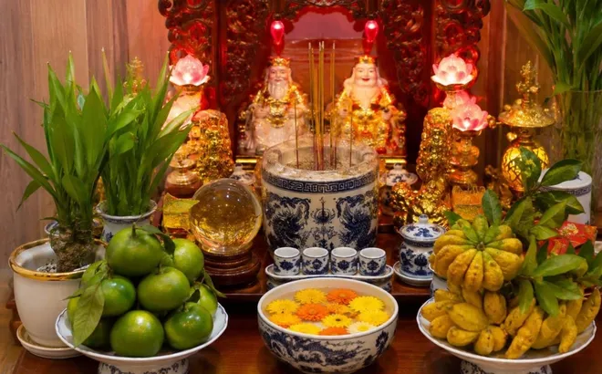 Vì sao ban thờ Thần Tài hay có thêm một bát nước thả hoa? Nhiều người làm theo nhưng chưa hiểu hết ý nghĩa
