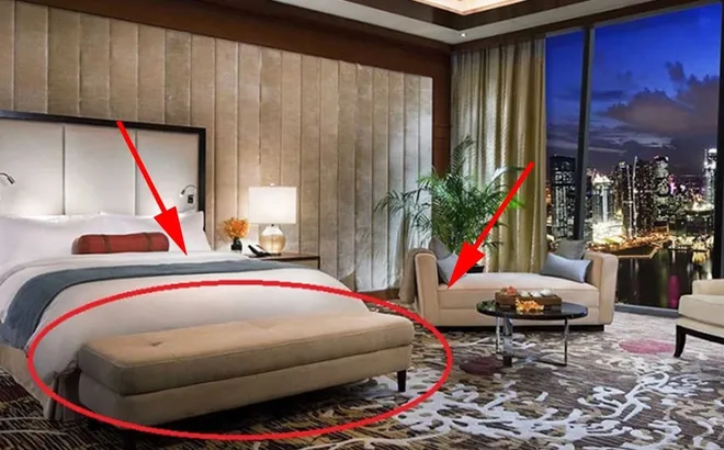 Tại sao khách sạn lại đặt một chiếc ghế ở phía cuối giường? 90% người không biết lý do