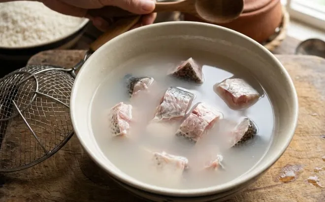 Tại sao nên ngâm cá trong nước vo gạo trước khi nấu?