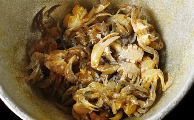 Tại sao phải thêm muối khi giã cua?