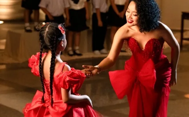Con gái 7 tuổi của Hoàng Quyên lần đầu lộ mặt, "chung nhịp hòa ca" với mẹ