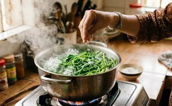 Vì sao luộc rau cho thêm 1, 2 hạt muối vào nồi?