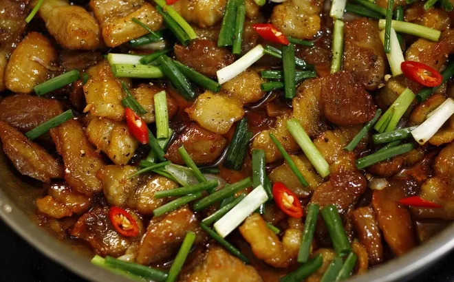 3 lý do nên thêm hành vào món thịt rang cháy cạnh
